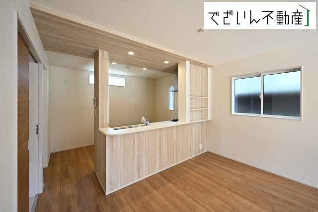 【居間・リビング】 | blooming garden深谷市上野台　新築住宅 | 家族みんなが爽やかに健やかに過ごせるように、溢れる光をたっぷり取り込んだリビングダイニング。集いの場、憩いの場としての快適性を求めたやすらぎの空間です。
現地(2025年9月撮影)