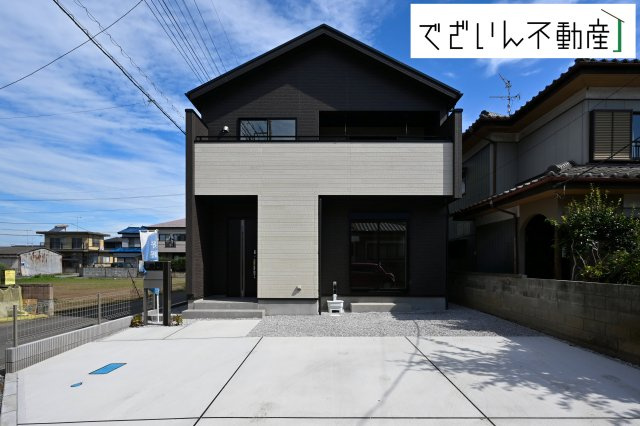 【外観】 | blooming garden深谷市上野台　新築住宅 | 爽やかな青空の下に贅沢なほどに降り注ぐ陽光、豊かな居住性と、クオリティが見事に調和した住空間は、住まうことの喜びを感じさせてくれます。
現地(2025年9月撮影)