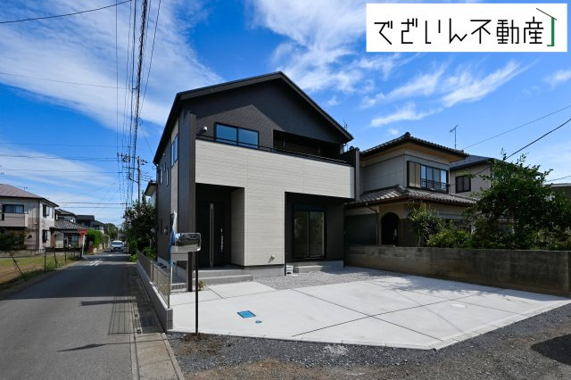 【前面道路含む現地写真】 | blooming garden深谷市上野台　新築住宅 | 青空に映えるシンプルモダンな外観。家族の新しい毎日が、ここから始まる予感に満ちた一邸です。車どおりも少なく、閑静な住宅地にたたずむ平屋住宅です。
現地(2025年9月撮影)