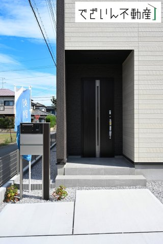 【玄関】 | blooming garden深谷市上野台　新築住宅 | 居住者の帰り、訪れる方を優しく迎え、やすらぎに満ちた生活空間を予感させる。健やかな暮らしを楽しめそう。
現地(2025年9月撮影)