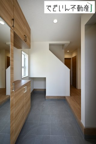 【玄関】 | blooming garden深谷市上野台　新築住宅 | 清潔感溢れる玄関がお出迎えする本邸宅の物語は、ここから始まる日常を期待させます。この場所には「希望」と「優越」で包み込んでくれる「特別」な空間があります。
現地(2025年9月撮影)