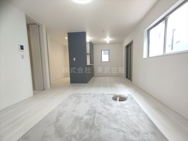 【居間・リビング】 | 川越市仙波町第３　全２棟　1号棟 | 開放感があり日当たり良好です