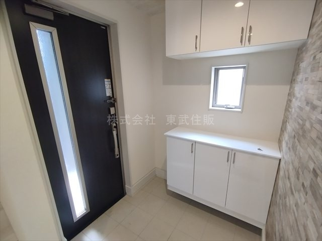 【玄関】 | 川越市仙波町第３　全２棟　1号棟 | 収納もある玄関です