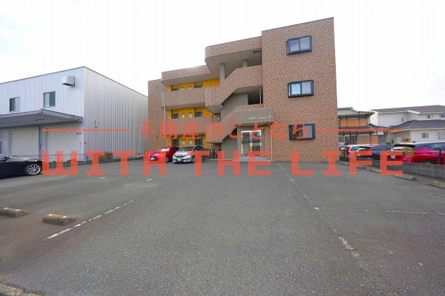 ベルセゾンⅡ【キャッシュバック対象物件】の駐車場|車をお持ちの方に嬉しい駐車場付きの物件です