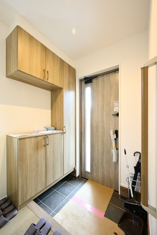 【玄関】 | フィリディアガーデン太田市東矢島町　1号棟 | 大型のシューズボックスがあるので、家族全員の靴をしっかり収納！玄関スッキリ！