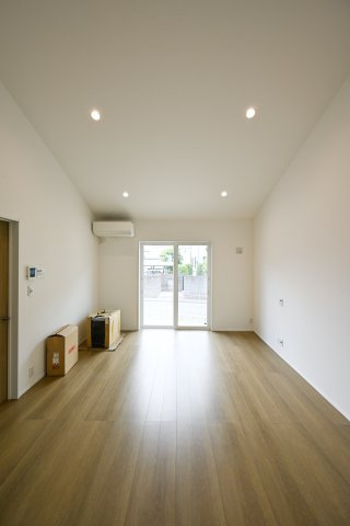 【居間・リビング】 | フィリディアガーデン太田市東矢島町　1号棟 | 大型ＴＶも余裕で置けちゃう！ワイドなリビングで家族団らんの時間も増えそうですね♪