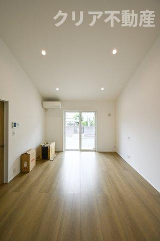 【居間・リビング】 | フィリディアガーデン太田市東矢島町　1号棟 | 大型ＴＶも余裕で置けちゃう！ワイドなリビングで家族団らんの時間も増えそうですね♪