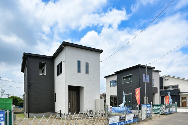【前面道路含む現地写真】 | フィリディアガーデン太田市東矢島町　2号棟 | 通り抜けのできない住民専用の道路なので小さなお子様がいるご家庭でも安心です！