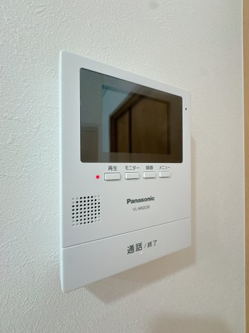 【防犯設備】 | 小笹ハイツ28号棟 | モニター付きのインターホンを備えています♪訪問者の顔をしっかりチェックすることができますね。