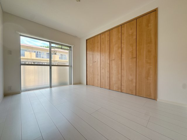 【洋室】 | 小笹ハイツ28号棟 | そりゃ部屋によっては方位もあるし、光の差し込みが弱いことだってあるさ。だけどなんとか多く光を取り込もうと、工夫を凝らしたのは優しさなんですよ。