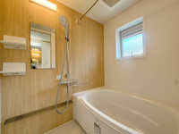 【浴室】 | 小笹ハイツ28号棟 | 換気の面でも風呂の小窓は嬉しいもの。ごゆっくりおくつろぎください。