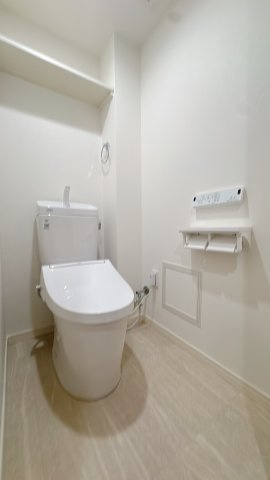 【トイレ】 | 小笹ハイツ28号棟 | 手洗い一体型のトイレは節水効果があり、環境にもお財布にも優しい人気のタイプです。もちろんウォシュレット機能も完備しています。