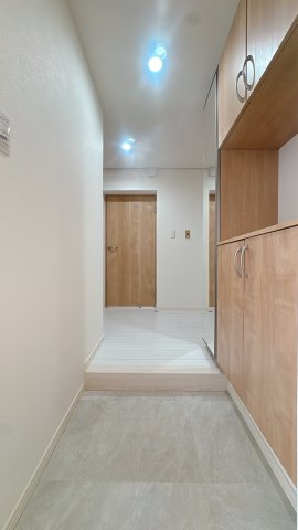 【玄関】 | 小笹ハイツ28号棟 | 玄関は光沢のある床材で、汚れもとても落としやすい。こういうちょっとした気遣いが長く住むと効いてくるんです。