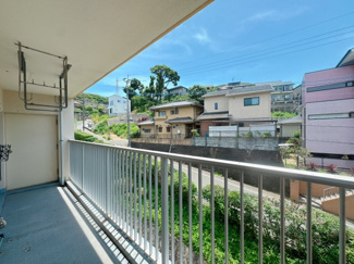 【展望】 | まず緑が飛び込んで、落ち着いた住宅地に心なごみます。