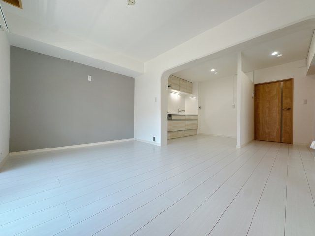 【居間・リビング】 | 小笹ハイツ28号棟 | 景観を望みながらお部屋でくつろぐのがおすすめの過ごし方です♪家族との時間、自分の時間共に大切にできる空間がここにあります。