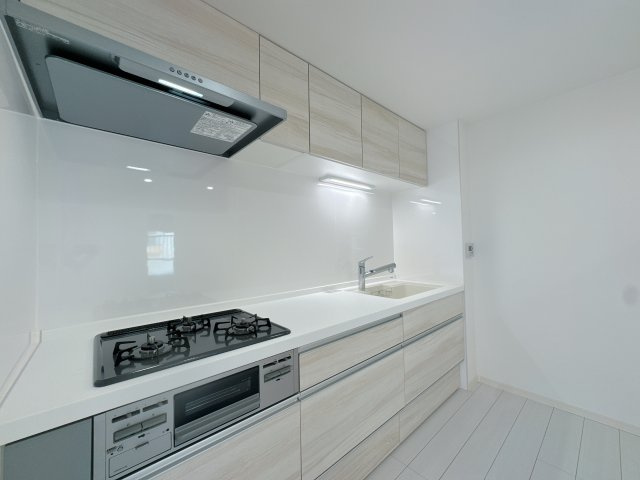 【キッチン】 | 小笹ハイツ28号棟 | 機能性とデザイン性を両立させた、リノベーション物件ならではの素敵なキッチン。立ってみるとそれがよく分かります♪