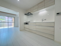 【キッチン】 | 小笹ハイツ28号棟 | キッチン後ろの広さって調理に影響しますが、こちらは十分なスペース確保しています。