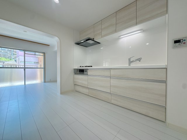 【キッチン】 | 小笹ハイツ28号棟 | キッチン後ろの広さって調理に影響しますが、こちらは十分なスペース確保しています。