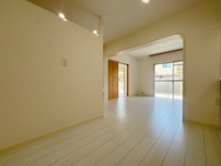 【その他】 | 小笹ハイツ28号棟 | 柔らかな光と風が入り込むこの場所を、家族の笑顔と笑い声で満たせば、そのとき初めてこの空間は完成するんです。