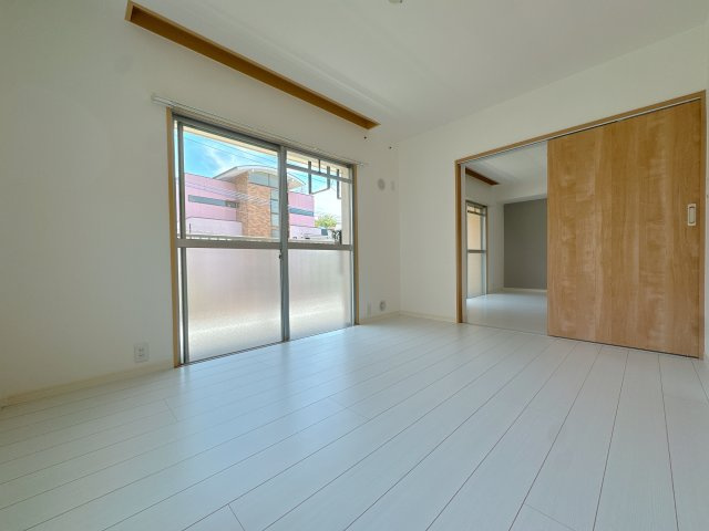 【洋室】 | 小笹ハイツ28号棟 | 家族それぞれ快適な空間は違うからこそ、インテリアの配置もアレンジしやすいシンプルなデザインに。