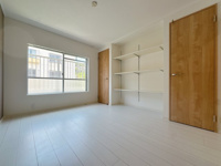 【洋室】 | 小笹ハイツ28号棟 | ふとのぞく、窓からの景色にホッとする。窓はときに、いろんな表情をみせます。