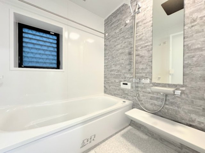 【浴室】 | 川崎市高津区千年　中古戸建 | ◆お子様と一緒にバスタイムを楽しめる広々空間。浴室乾燥機付で心地よいバスタイムを実現します。