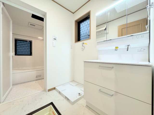 【独立洗面台】 | 川崎市高津区千年　中古戸建 | ◆毎日使う場所だから、機能的で使いやすさに配慮したパウダールーム。すっきりと使えるように収納も豊富にご用意しています。