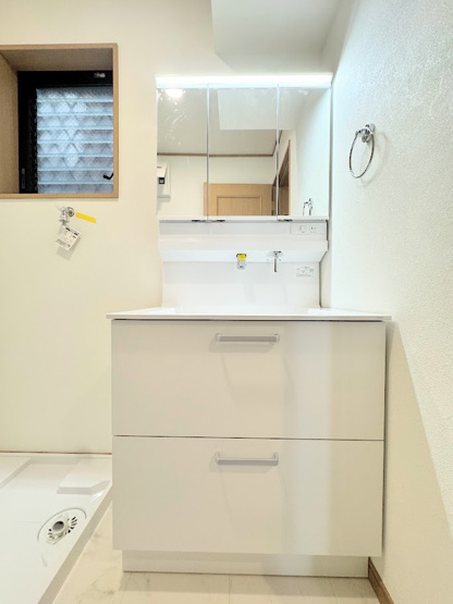 【独立洗面台】 | 川崎市高津区千年　中古戸建 | ◆三面鏡裏や、シンクしたにも多数収納を備えた、広々とした洗面化粧台。窓のある明るい洗面所で毎日の身支度も気持ち良くお使い頂けます。