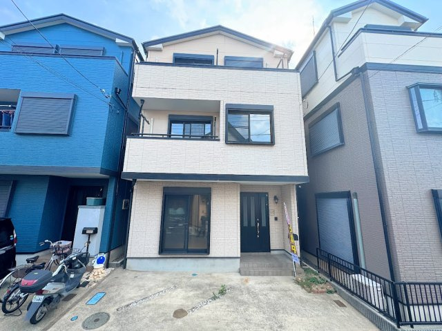 【外観】 | 川崎市高津区千年　中古戸建 | ◆一戸建てを中心とした街並みが整然と続き、周辺は高い建物が建っていないので、緑の多い閑静な趣を感じる環境です。街並みや周辺環境も重要なポイントです！！