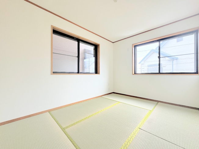 【和室】 | 川崎市高津区千年　中古戸建 | ◆子どものスタディ空間として、あるいは書斎やホビールームとして生活スタイルに合わせて使えるプライベートルーム。居心地のいい落ち着いたインテリアが似合います。