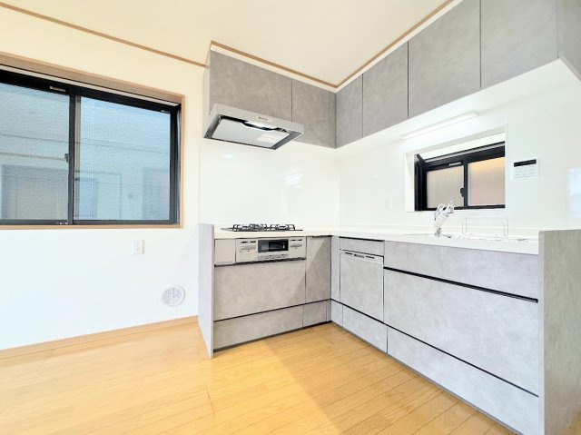 【キッチン】 | 川崎市高津区千年　中古戸建 | ◆ご家族みんなで調理ができる位のスペースを実現したキッチン空間となっております。みんなで作った料理を召し上がりながらの会話は、どのような物になるのでしょうか。