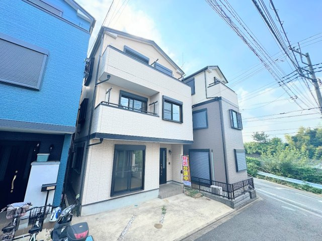 【前面道路含む現地写真】 | 川崎市高津区千年　中古戸建 | ◆住宅ローンのご相談や周辺環境のご案内も含め、ローンに詳しい、地元に詳しいスタッフがお出迎えさせていただきます。お気軽にご相談ください。