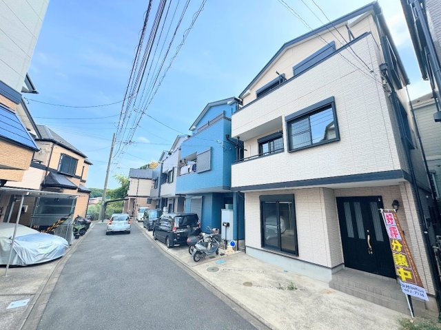 【前面道路含む現地写真】 | 川崎市高津区千年　中古戸建 | ◆前面道路も幅員があり車の運転も安心！前面道路は閑静な住宅地。車通りの少ない道路です。お子様にも安心です。