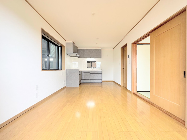 【居間・リビング】 | 川崎市高津区千年　中古戸建 | ◆リビングは一日中太陽の光が射し込みます。家族が集まる空間は、自然と笑顔が溢れます！