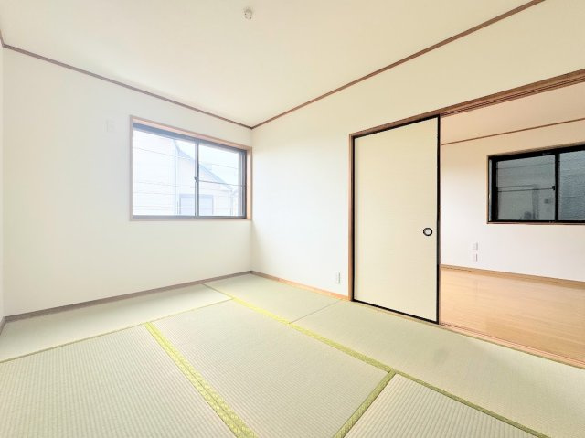 【和室】 | 川崎市高津区千年　中古戸建 | ◆リビングと同じ階にもう一部屋配置。来客時の客間として利用できますし、リモートワーク部屋としても利用可能です。