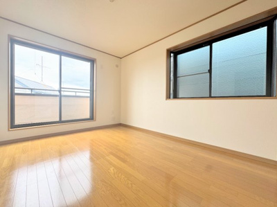 【洋室】 | 川崎市高津区千年　中古戸建 | ◆柔らかい陽光が差し込む明るいお部屋を演出する設計。彩光の取れる窓が気持ちの良いお部屋を創り上げます。