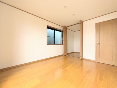 【洋室】 | 川崎市高津区千年　中古戸建 | ◆気持ちの良い風が室内へ入り込む居室。家具を配置しても広々ご利用いただけます！！