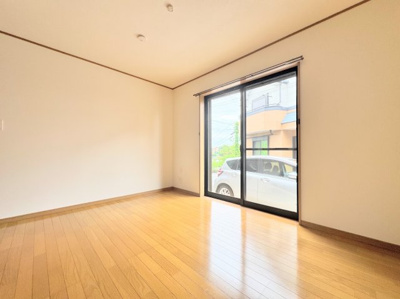 【洋室】 | 川崎市高津区千年　中古戸建 | ◆感性を育むプライベートルームはシンプルでスマートな空間。好みの空間で読書をしたり、音楽を聞いたりと一人の時間も充実したものにできます。