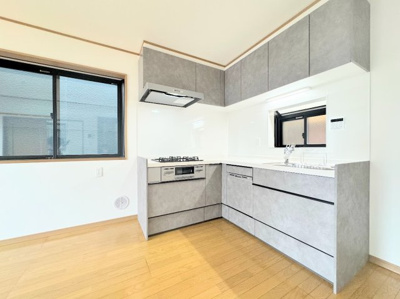 【キッチン】 | 川崎市高津区千年　中古戸建 | ◆デザイン性と機能性を兼ね備えたキッチンです。リビングスペースとの一体感が生まれ、広々空間を演出してくれます。