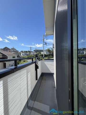 秦野市東田原　新築戸建　全10区画1号棟のバルコニー