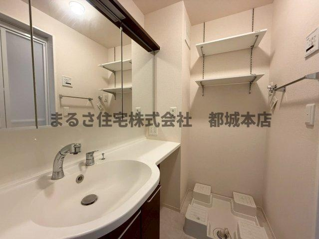 都城市南鷹尾町のアパートの洗面所