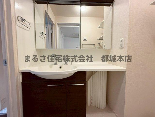 都城市南鷹尾町のアパートの独立洗面台