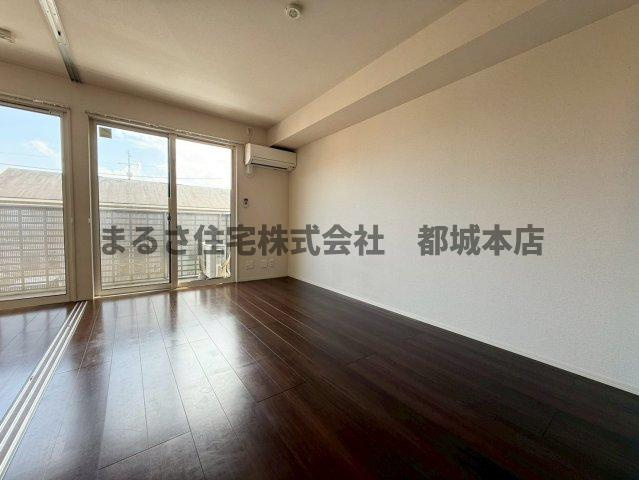 都城市南鷹尾町のアパートの居間・リビング