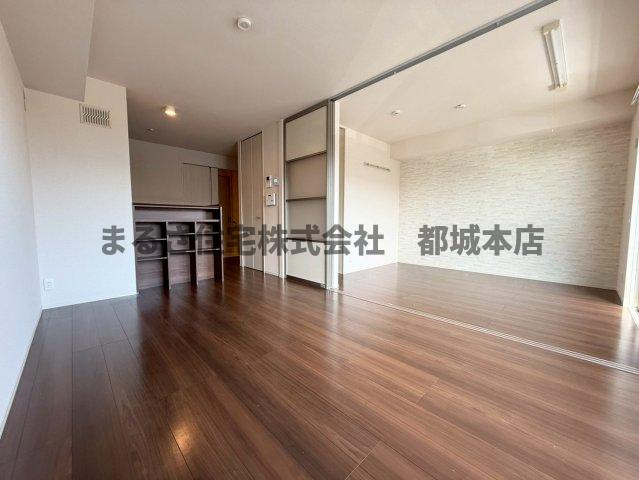 都城市南鷹尾町のアパートの居間・リビング