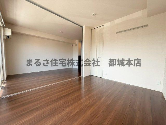 都城市南鷹尾町のアパートの洋室