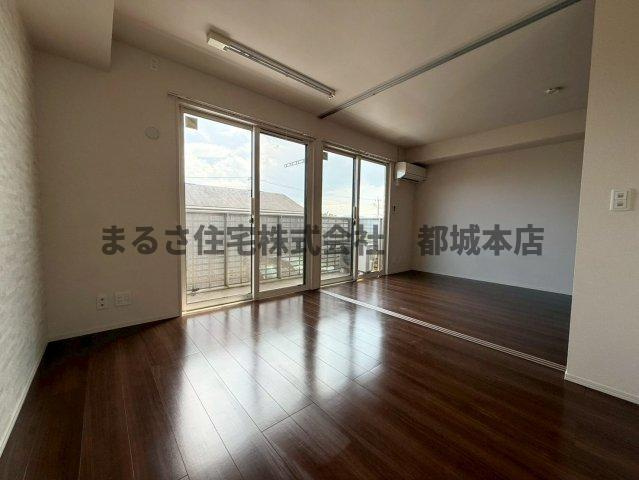 都城市南鷹尾町のアパートの洋室