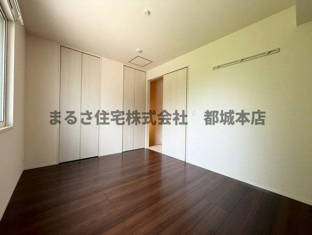 都城市南鷹尾町のアパートの洋室