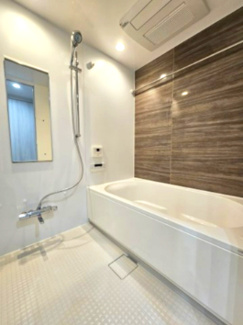 【浴室】 | ザパークハウス三郷 | 1418サイズのゆったりとしたユニットバス　浴室換気乾燥機、大型ヘッドシャワー、可変式のスライドシャワーポール、タオルバー2本など、一見して気付きづらい設備の配慮が施されています