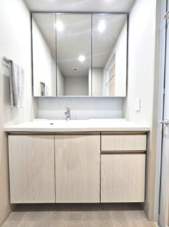【独立洗面台】 | ザパークハウス三郷 | 収納力豊富な3面鏡付独立洗面台　シームレスな洗面ボウルでお手入れも簡単です