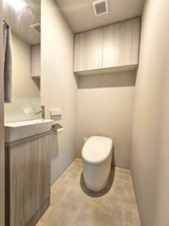 【トイレ】 | ザパークハウス三郷 | 空間を広々と使えるタンクレス高機能トイレ　鏡付きの手洗いカウンターがあるので、用を足した後小さいお子さまが手を洗う習慣づけにも役立ちますね